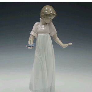 LLADRO NAO MADE IN SPAIN
TO LIGHTE Elegant Porcelain Figurine with Blue Bird 10
